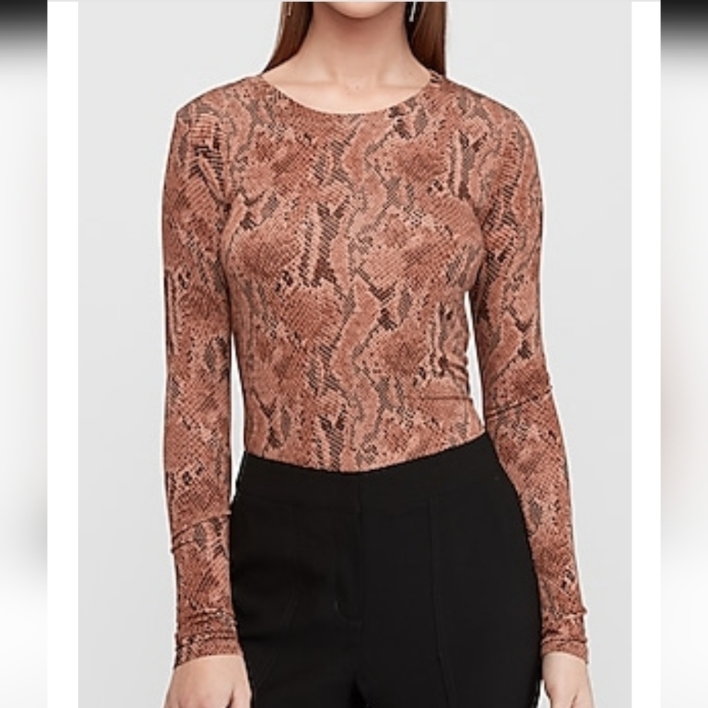 New with tags Express Sneakskin print crew neck tee Size Small